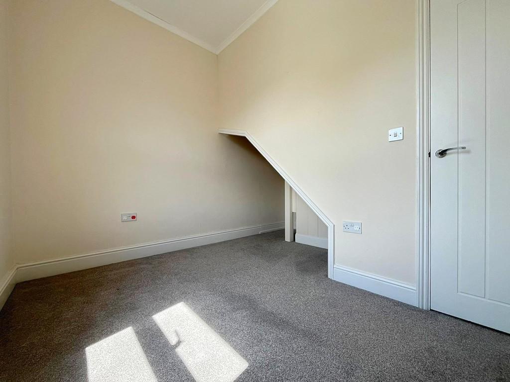 Bed 2 to staircase
