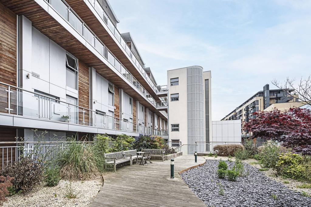 Palmers Road, Bethnal Green, London, E2 2 bed flat for sale £600,000