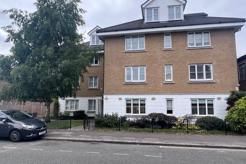 2 bedroom flat to rent, Carlisle Road, Romford