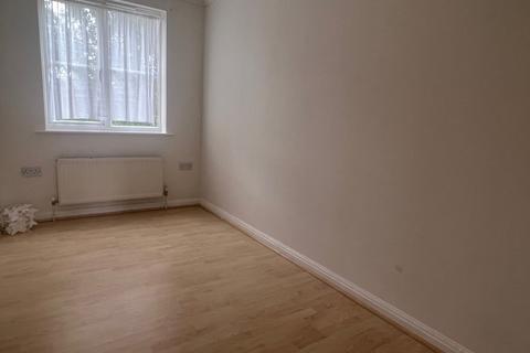 2 bedroom flat to rent, Carlisle Road, Romford