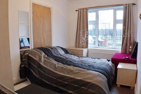 3 bedroom apartment to rent, Robin Hood Way, London