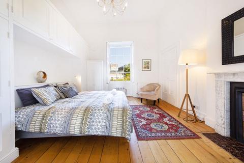 3 bedroom apartment to rent, Royal York Crescent, Bristol
