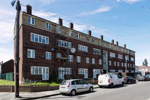 3 bedroom apartment to rent, Chelmer Crescent, Barking