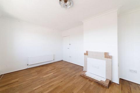 3 bedroom apartment to rent, Chelmer Crescent, Barking