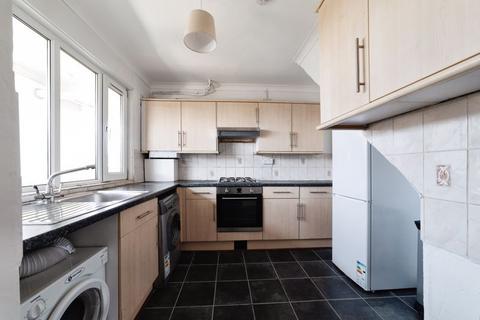 3 bedroom apartment to rent, Chelmer Crescent, Barking