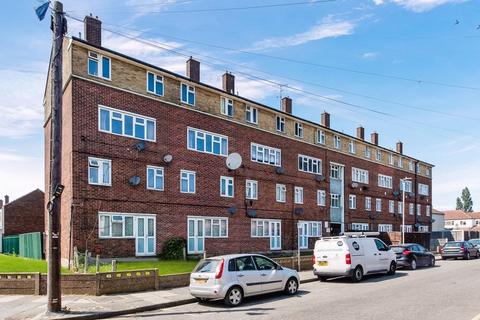 3 bedroom apartment to rent, Chelmer Crescent, Barking