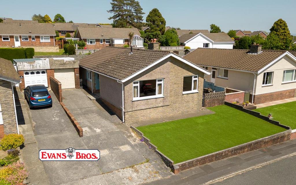 19 Courtlands Park, Carmarthen 3 bed bungalow for sale £215,000