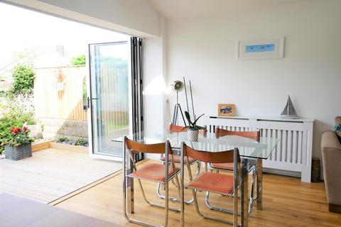 68 Beechwood Drive, Penarth, CF64 3QZ