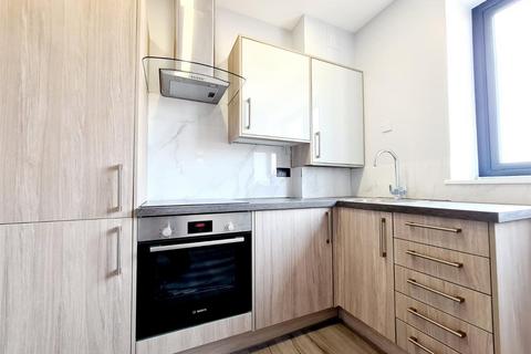 2 bedroom flat to rent - Reston House, Western Road, Romford