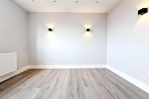 2 bedroom flat to rent - Reston House, Western Road, Romford