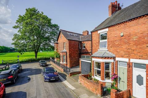 2 bedroom end of terrace house for sale - Knavesmire Crescent, York
