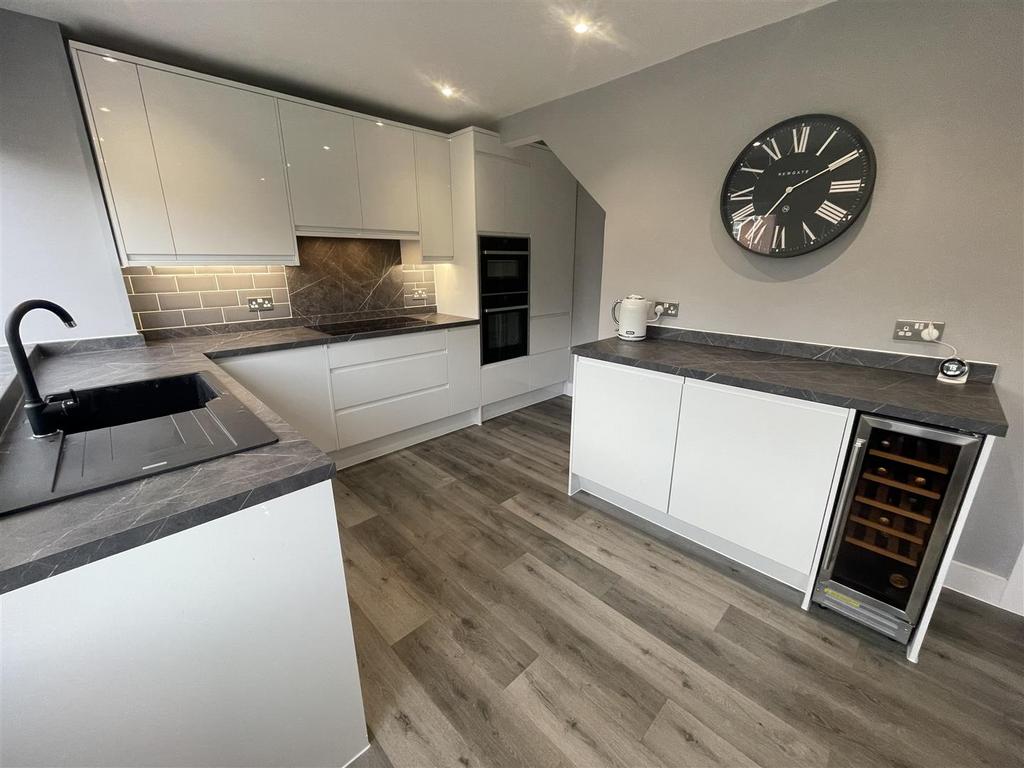 Bodmin Avenue, Macclesfield 3 bed detached house for sale £357,500