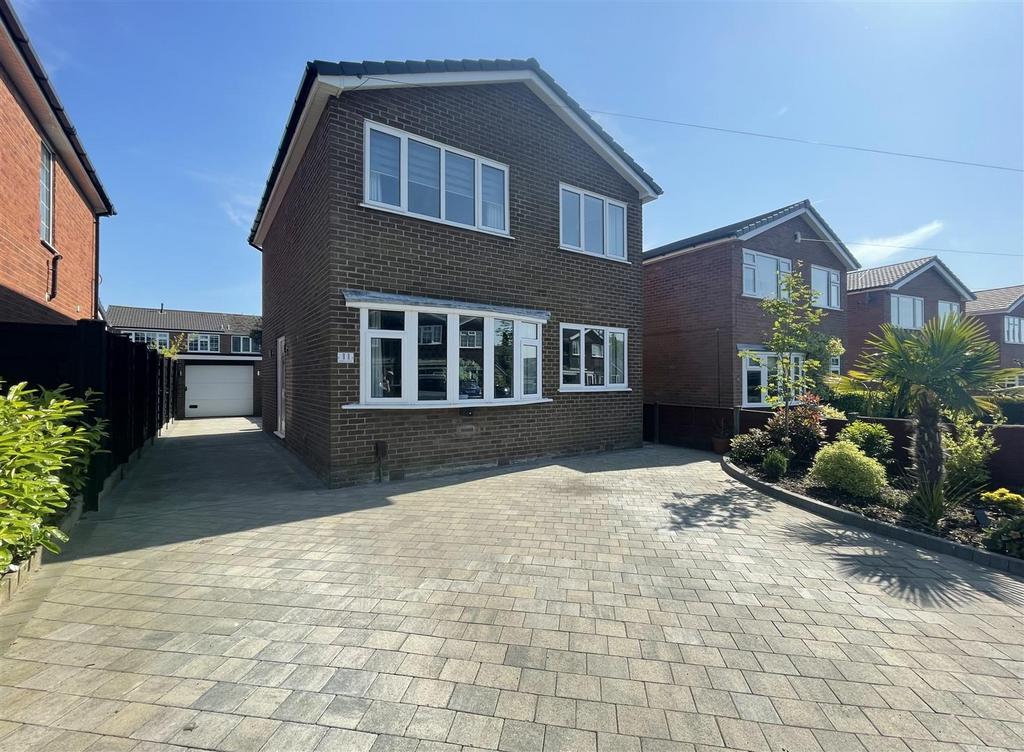 Bodmin Avenue, Macclesfield 3 bed detached house for sale £357,500