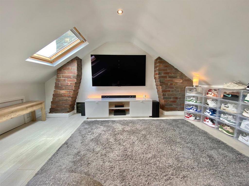Attic room2.jpg