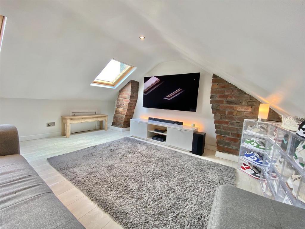 Attic room3.jpg