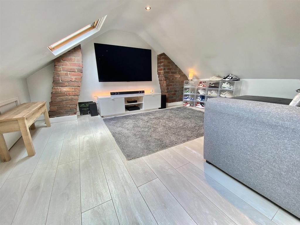 Attic room5.jpg