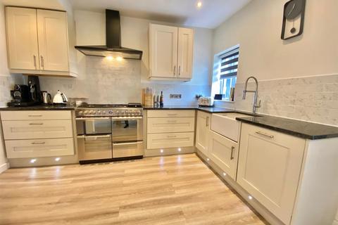 93 Broad Oak, Linthwaite, Huddersfield, HD7 5TE
