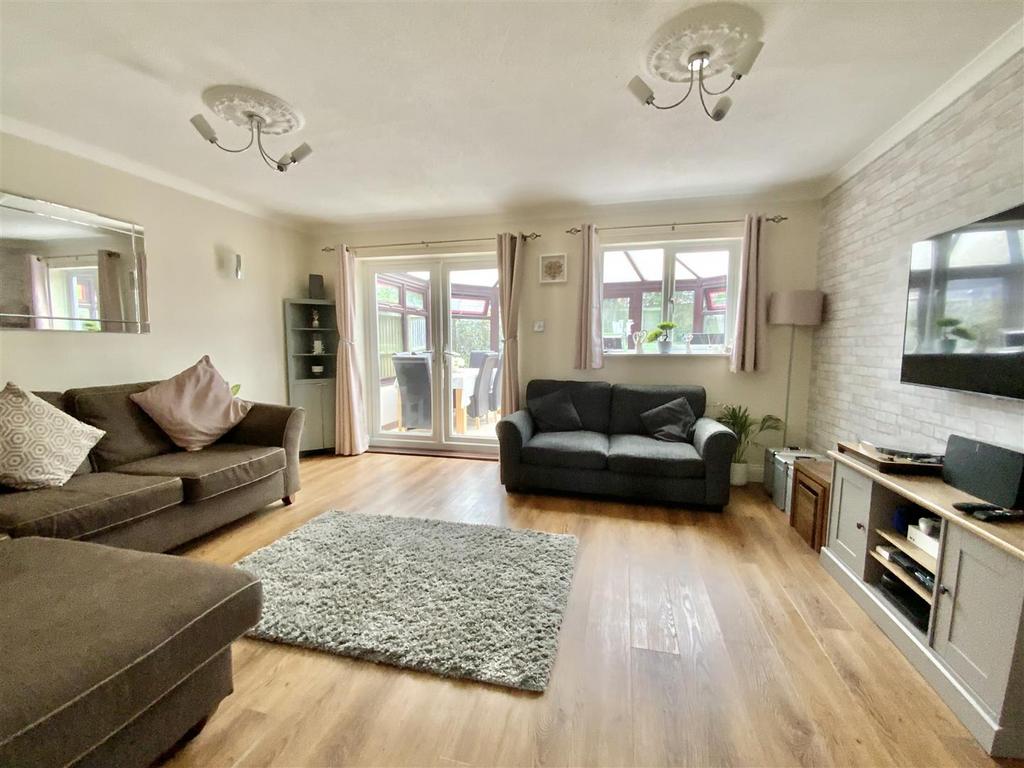 Roberson Close, Towcester 3 bed semidetached house £315,000