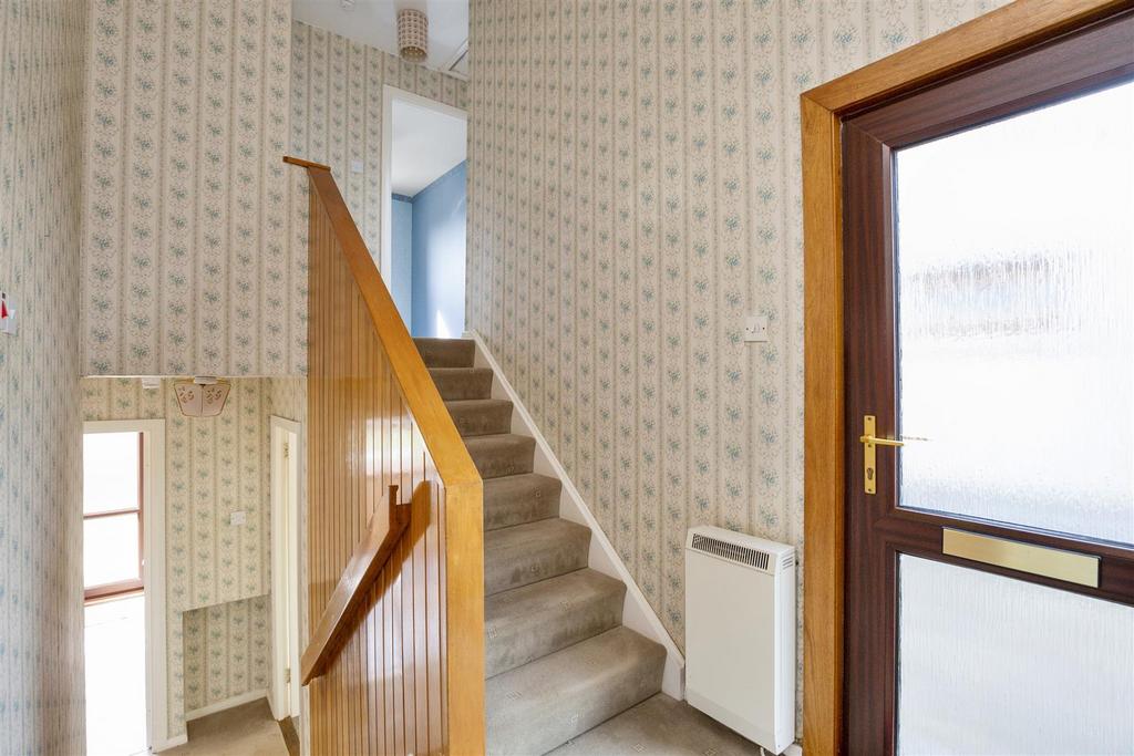 24 Johnston Park, Cowdenbeath, KY4 9AZ 3 bed terraced house £120,000