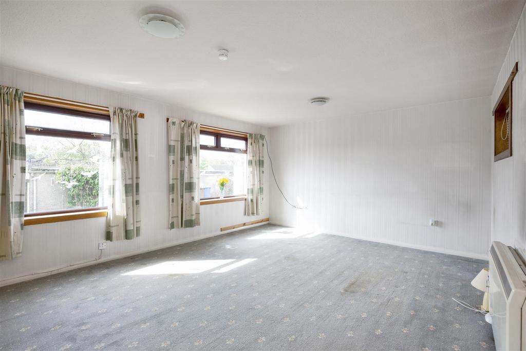 24 Johnston Park, Cowdenbeath, KY4 9AZ 3 bed terraced house £120,000