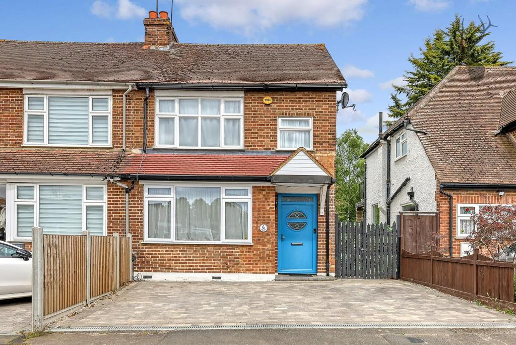 New Farm Drive, Abridge, Romford 3 bed semidetached house £625,000
