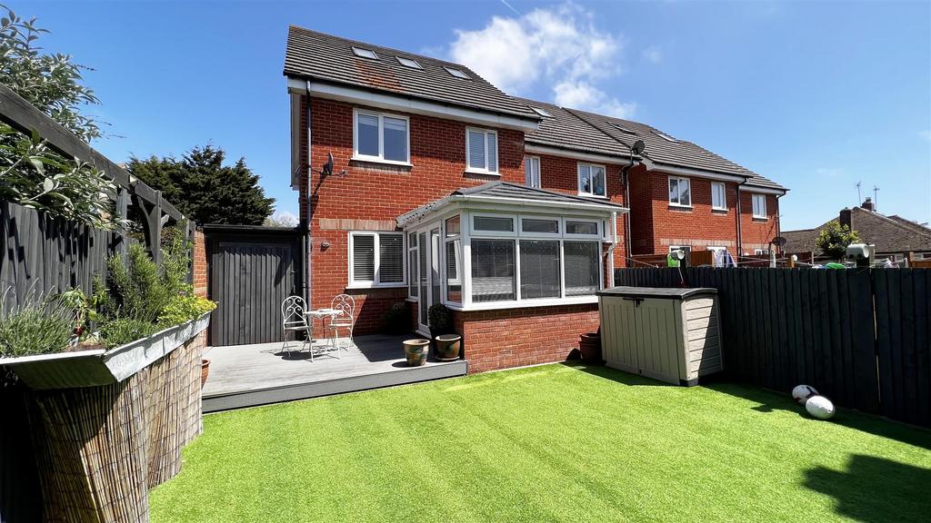 Collinswood Drive, St. LeonardsOnSea 4 bed semidetached house for