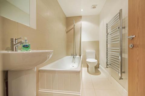 2 bedroom flat to rent - Ducie Street, SW4