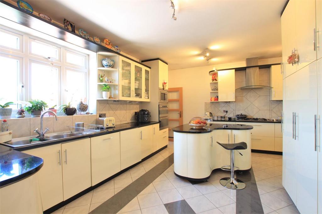 Burns Way, Heston TW5 4 bed semidetached house for sale £875,000