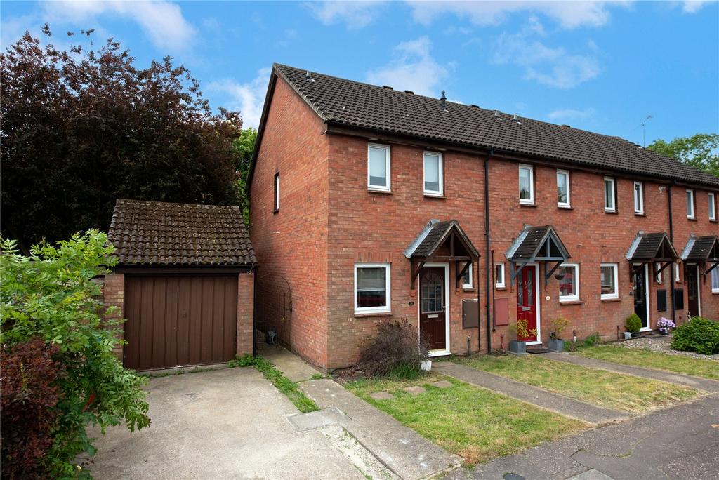 Victors Crescent, Hutton, Brentwood... 2 bed semidetached house £375,000