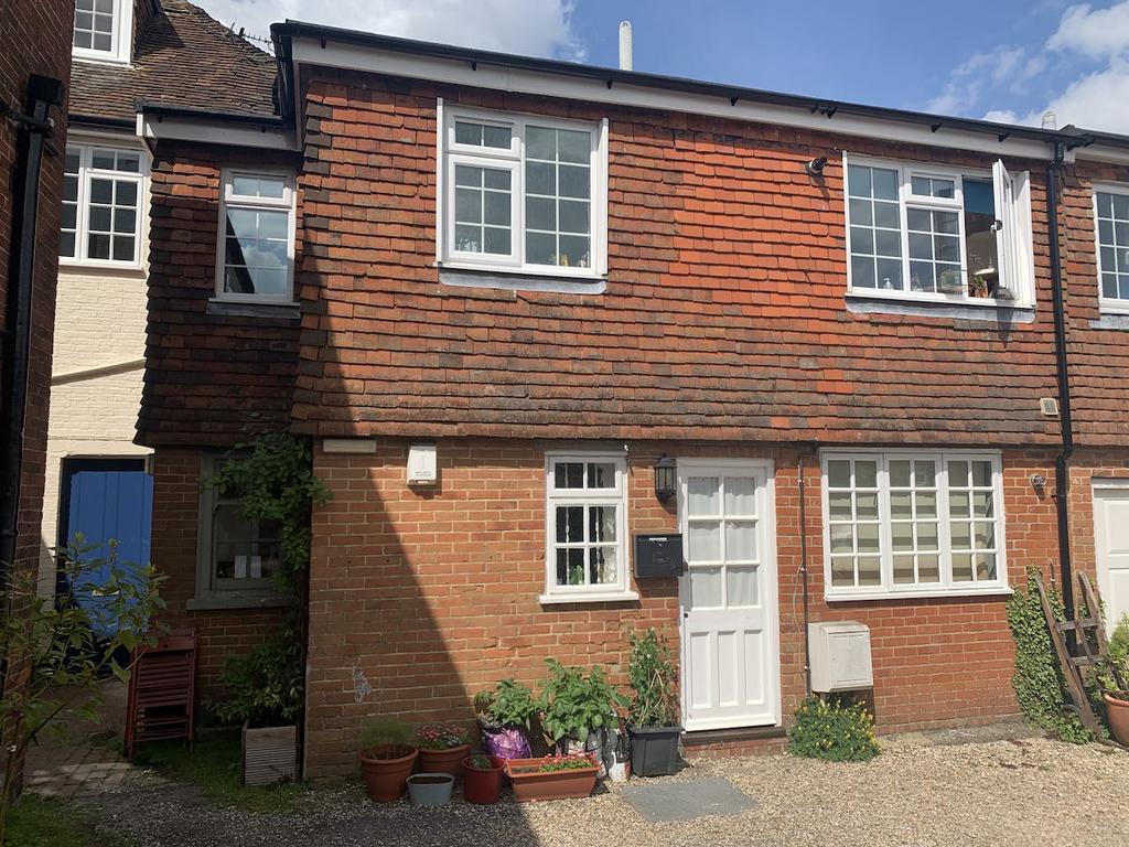 5 Heath Road, Petersfield, GU31 4JE Retail property (high street) £125,000