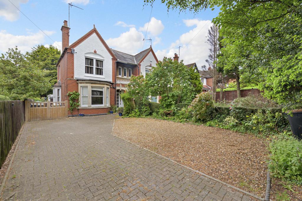 Wellingborough Road, Rushden, NN10 4 bed semidetached house for sale