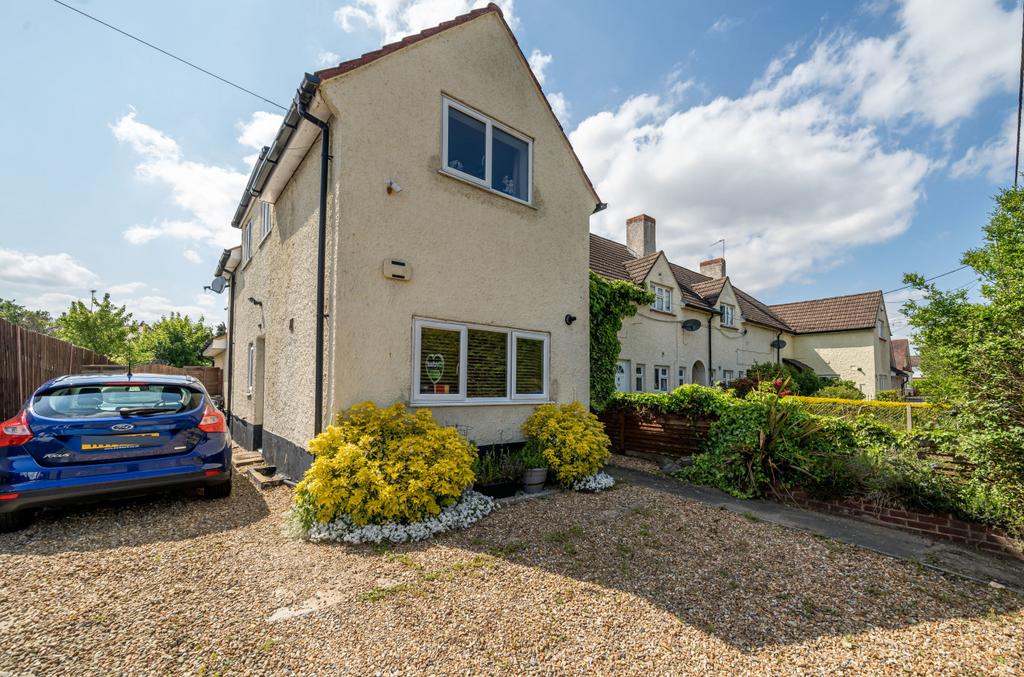 Frimley Green Road, Frimley Green, Camberley, Surrey, GU16 3 bed end of