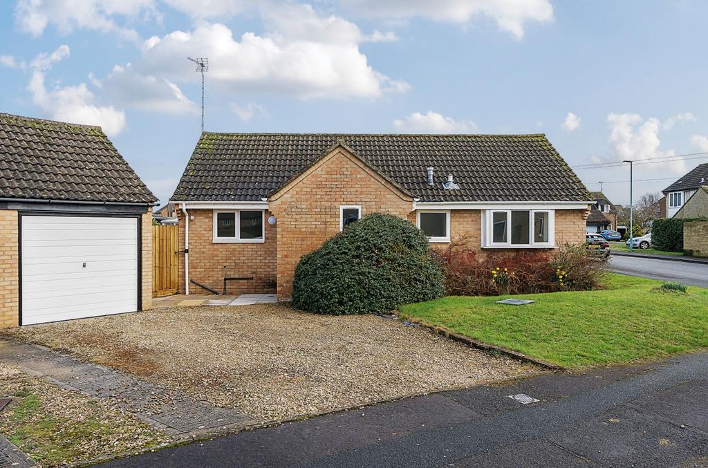 Partridge Way, Cirencester, Gloucestershire, GL7 2 bed bungalow for