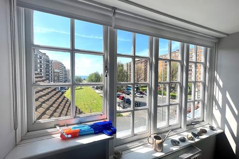 2 bedroom apartment to rent, Grand Avenue, Hove BN3 2LF