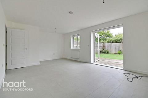 3 bedroom semi-detached house to rent, Ash Road, Chigwell