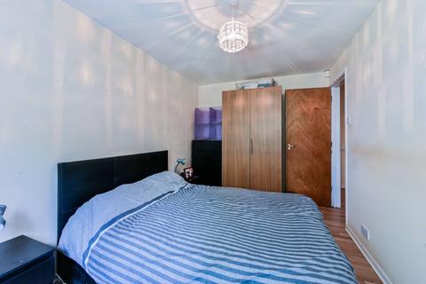 2 bedroom flat for sale - 25 Medesenge Way, Palmers Green, London, N13