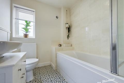 4 Armstrongs Fields, Broughton, Aylesbury, HP22 7BR