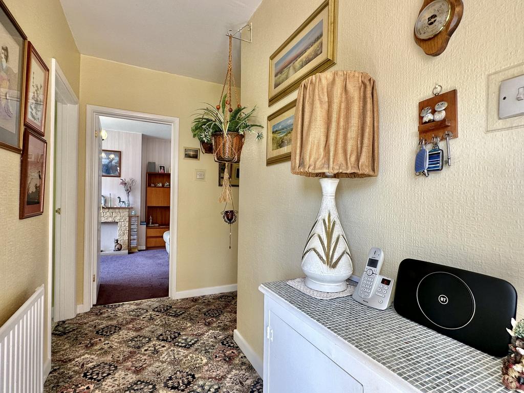Broadway Avenue, Kingsteignton, Newton Abbot 2 bed semidetached