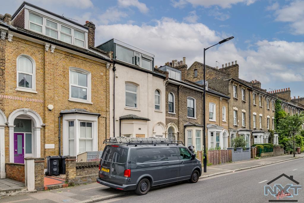 Cricketfield Road, Hackney, E5 3 bed flat £3,000 pcm (£692 pw)