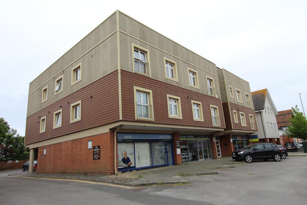 Lymington Road, Highcliffe, BH23 2 bed flat £995 pcm (£230 pw)