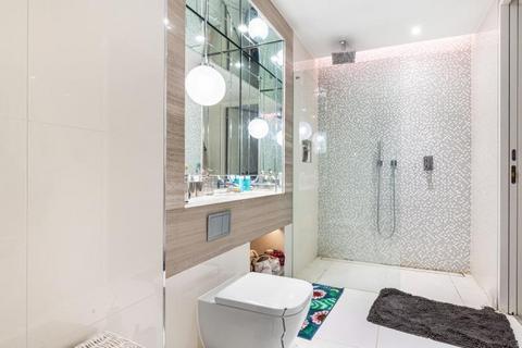1 bedroom apartment to rent, Sugar Quay, Landmark Place, City, EC3R