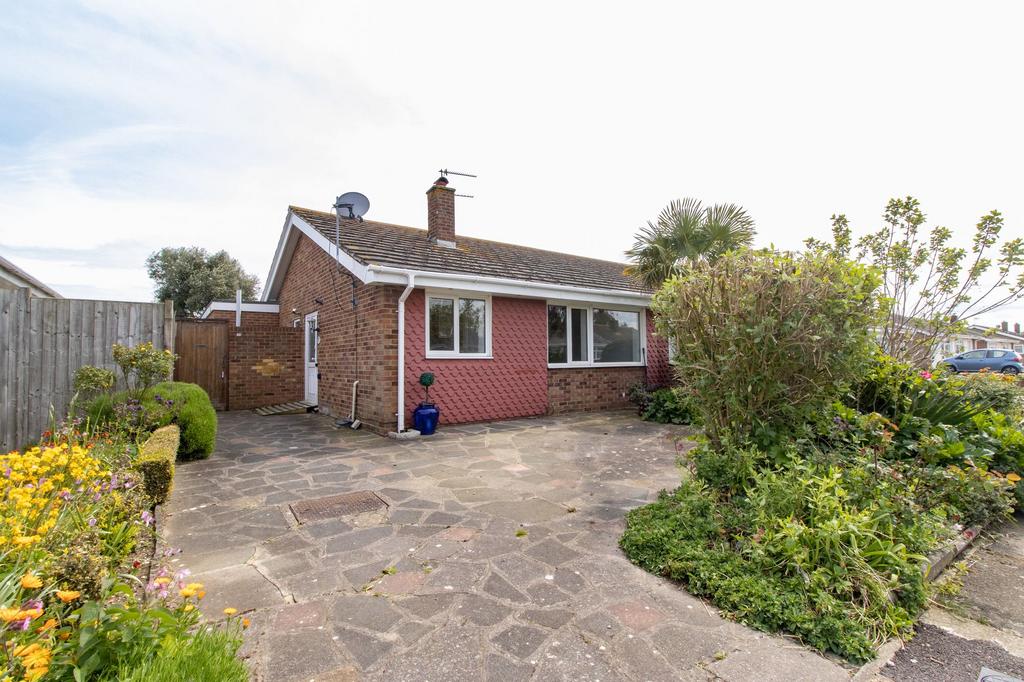 Marshall Crescent, Broadstairs, CT10 2 bed semidetached bungalow for