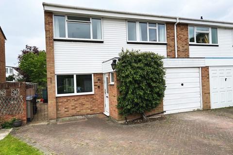 9 Fleetway, Egham, TW20 8UA