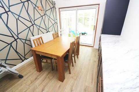 9 Fleetway, Egham, TW20 8UA
