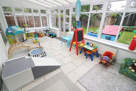 9 Fleetway, Egham, TW20 8UA