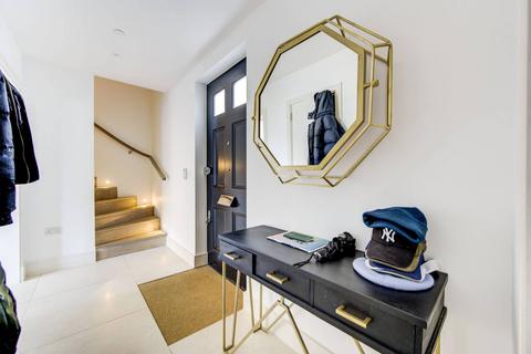 15 Rainsborough Square, London, SW6 1DQ