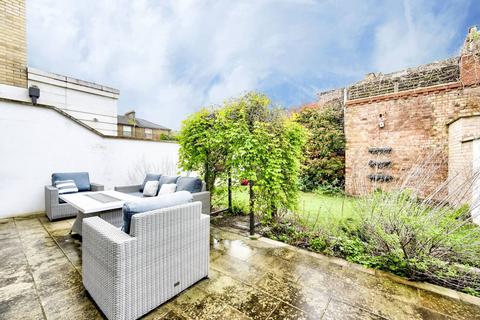 15 Rainsborough Square, London, SW6 1DQ