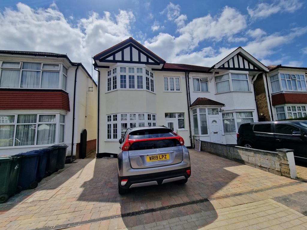 A spacious clean &amp; tidy 6 bedroom family home cen