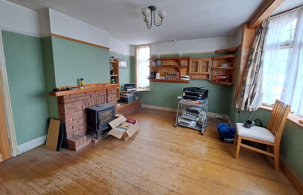 64 Dulwich Road, HollandonSea... 4 bed detached house £265,000