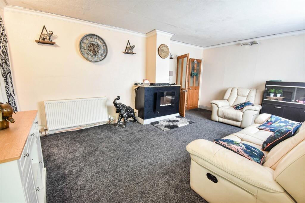 Rosemary Avenue, Braintree, Essex, CM7 3 bed semidetached house £300,000